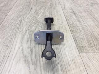 Ограничитель двери задний левый NISSAN ALTIMA L33 12-18