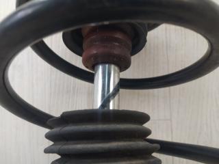 Амортизатор передний правый PRIUS - 30 09-17 2013 ZVW30 1.8 2ZRFXE