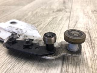 Ролик сдвижной двери верхний правый NV200 USA 13- 2013 2.0 MR20DE