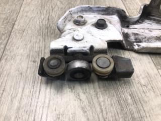 Ролик сдвижной двери нижний правый NV200 USA 13- 2013 2.0 MR20DE