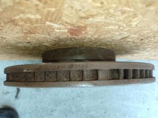 Тормозной диск передний правый VOLKSWAGEN TOUAREG 02-10 BHK 3.6