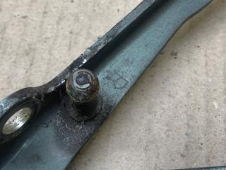 Петля крышки багажника правая LS430 00-06 2002 4.3 3UZFE