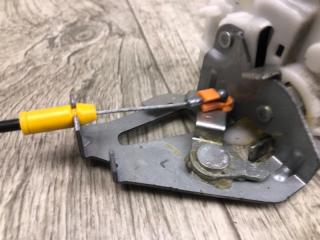 Замок борта левый OUTLANDER XL 05-13 2007 2.4 4B12