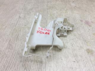 Кронштейн замка двери передний правый VOLKSWAGEN TIGUAN 08-17 2011