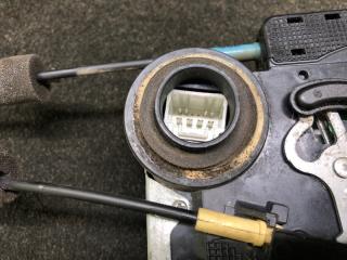 Замок двери задний левый RAV4 05-12