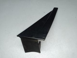 Запчасть накладка петли крышки багажника правая HONDA PILOT 15- 2017