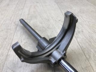 Вилка МКПП AURIS 06-12