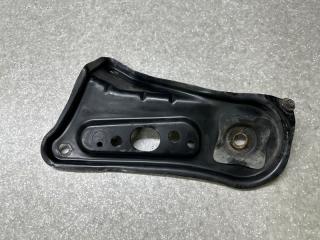 Крепление балки подвески переднее левое CAMRY 40 06-11