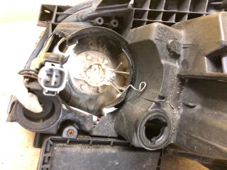 Фара правая AVENSIS 03-08