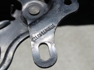 Крюк замка капота левый VOLVO XC70 07-16