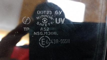 Стекло двери переднее правое MAZDA PREMACY 98-03