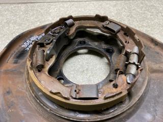 Тормозной механизм левый NISSAN JUKE 10-19 1.6 MR16DDT