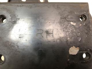 Кронштейн усилителя переднего бампера правый FX S50 03-08 2006 VK45DE