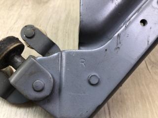 Ролик сдвижной двери нижний задний правый SIENNA 11-16 2014 3.5 2GR-FE