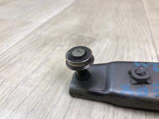 Ролик сдвижной двери верхний правый SIENNA 11-16 2014 3.5 2GR-FE