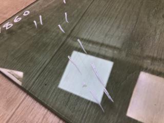 Стекло двери переднее левое AVENSIS 08-18