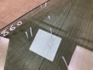 Стекло двери переднее левое AVENSIS 08-18