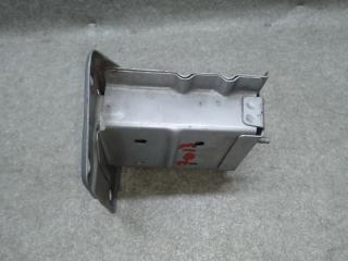 Кронштейн усилителя переднего бампера правый LEAF 10-17 2011 EM61