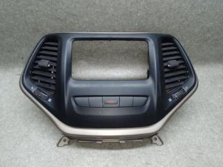 Накладка торпедо под магнитолу JEEP CHEROKEE 14- 2014 Б/У Накладка торпедо под магнитолу JEEP CHEROKEE 14- 2014